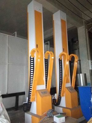 Automatische assemblagelijn met een elektrostatische poederbespuitmachine
